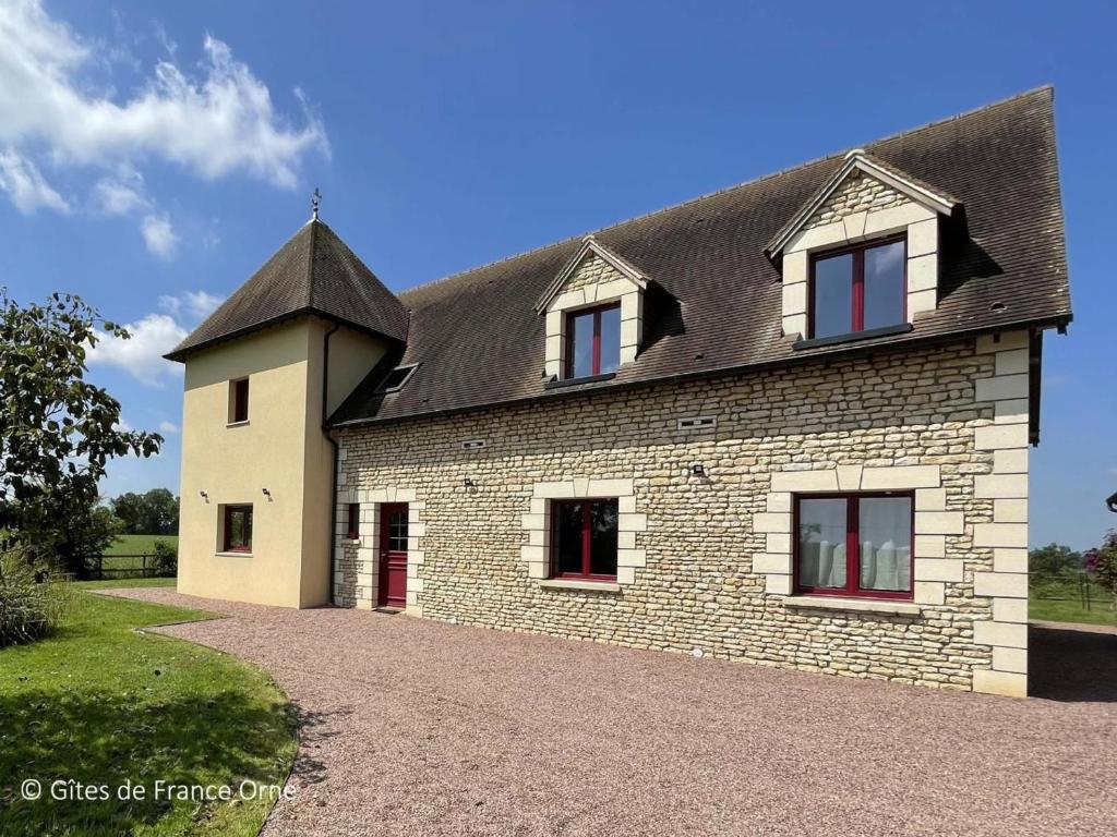 Maison de campagne avec spa, jardin clos, jeux pour enfants et chemin de randonnée à proximité - FR-1-497-211