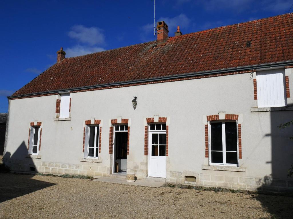 Gîte Champêtre à Mareau-aux-Prés: Terrasse, Jardin, et Confort pour 6 personnes - FR-1-590-140