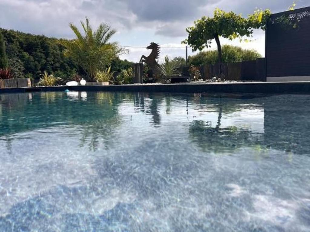 Gîte paisible proche du Mans avec piscine privée, 4 chambres, Wi-Fi et parking gratuit - FR-1-410-428