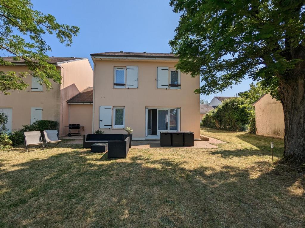 Gîte 10 pers. avec jardin à 200m des commerces, proche Loire et forêt d'Orléans - FR-1-590-281