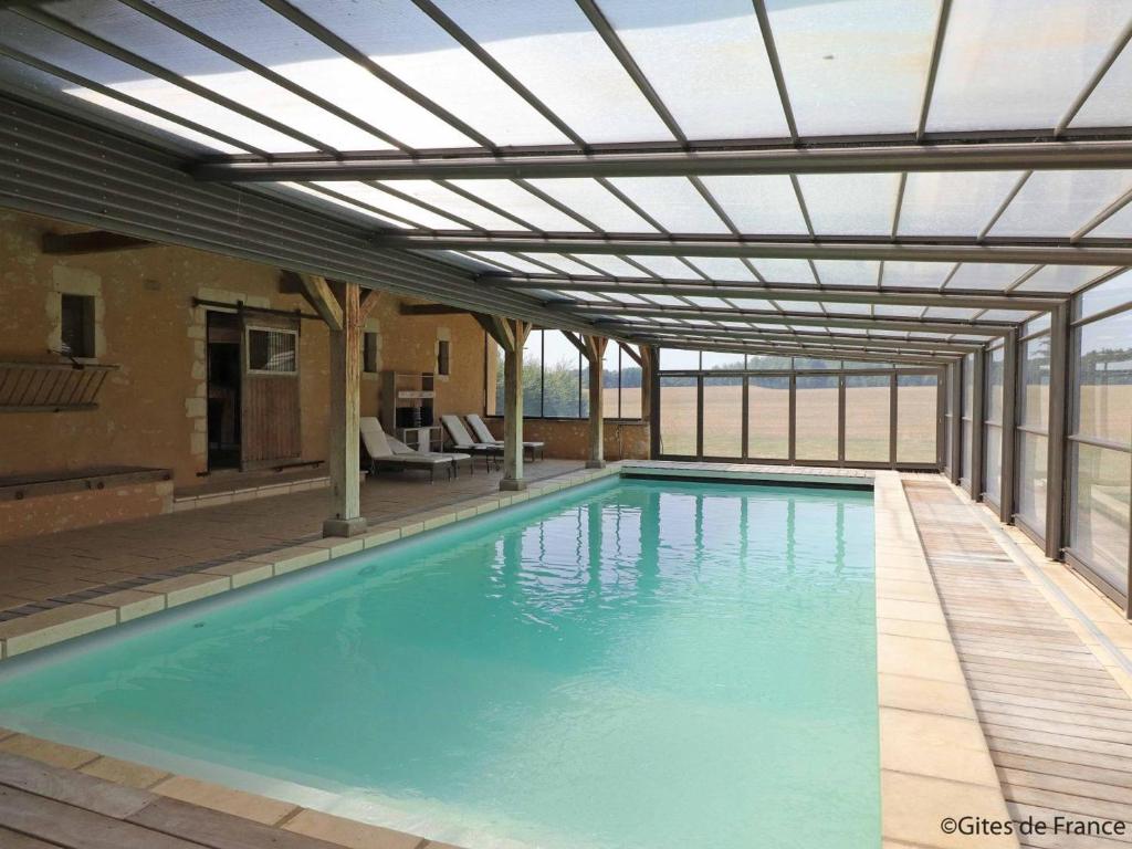 Maison de charme avec piscine intérieure, grand jardin, et paysages magnifiques en pleine campagne - FR-1-497-164