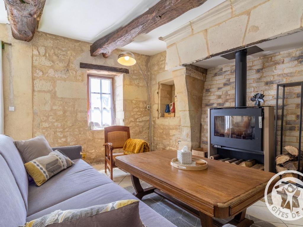 Gîte charmant en tuffeau près de Saumur avec terrasse, poêle à bois et grandes commodités - FR-1-622-64