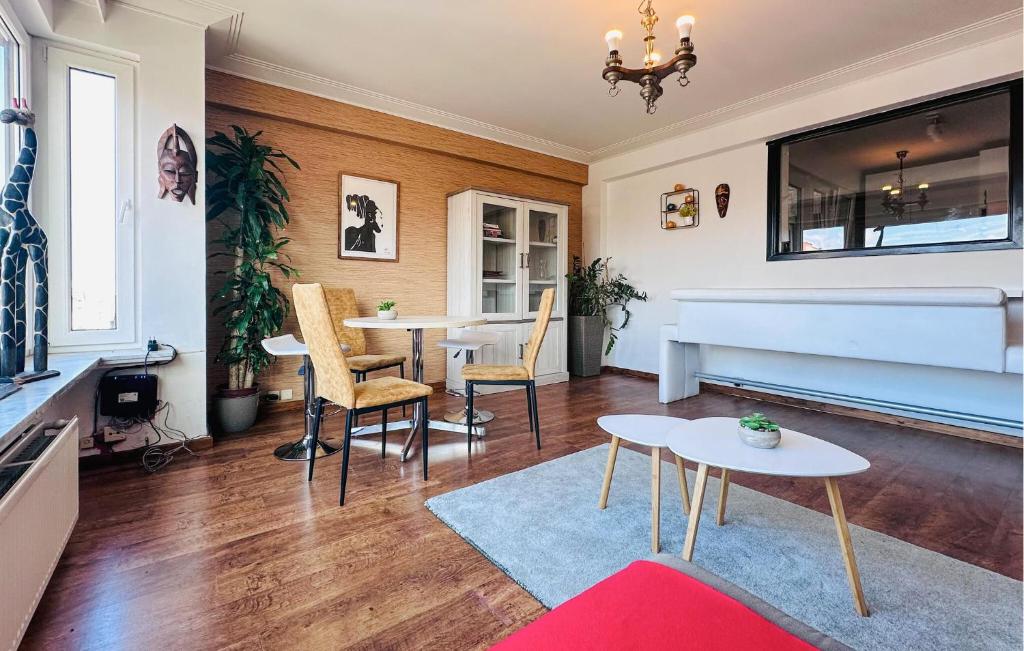 2 Bedroom Cozy Apartment In Oostende