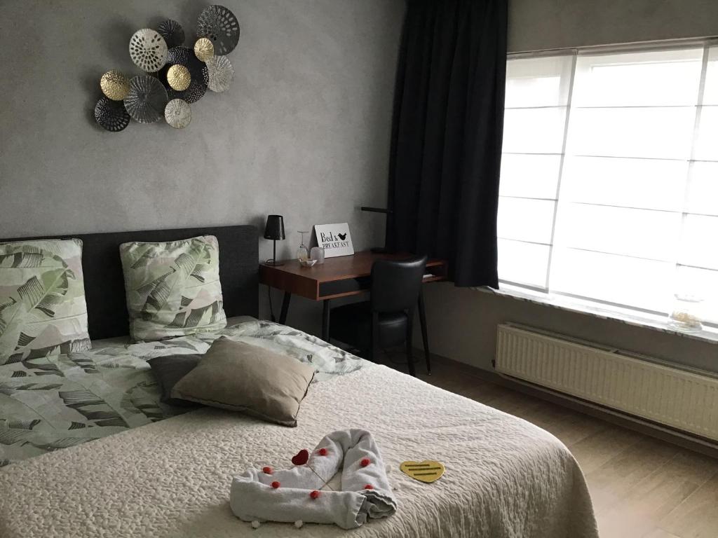 Guesthouse De Steenberg tweepersoonskamer met grote badkamer, kitchenette en tuinzicht op de eerste verdieping