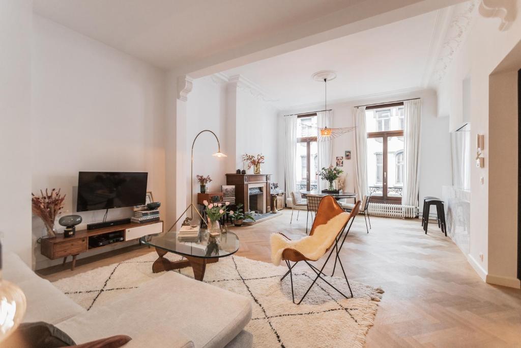 Traditional chic, High Ceilings' apt Aircos and Garage