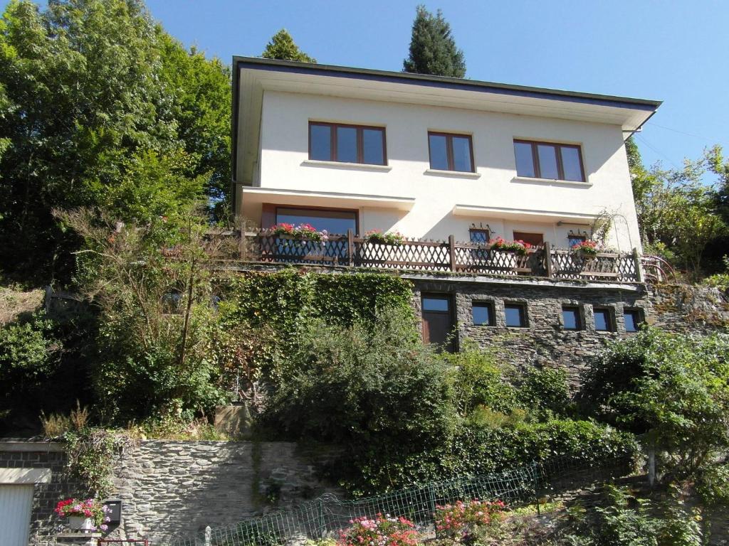 La Roche 5-Bed Hillside Stay