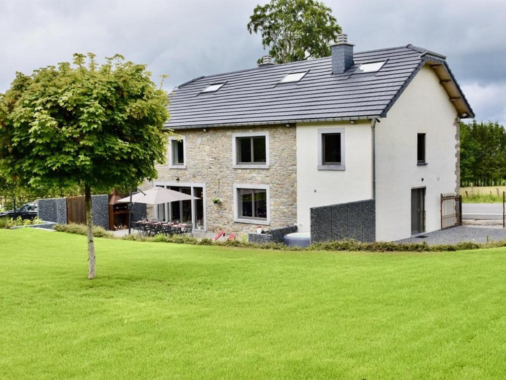 Chic Home with Spa, Manhay