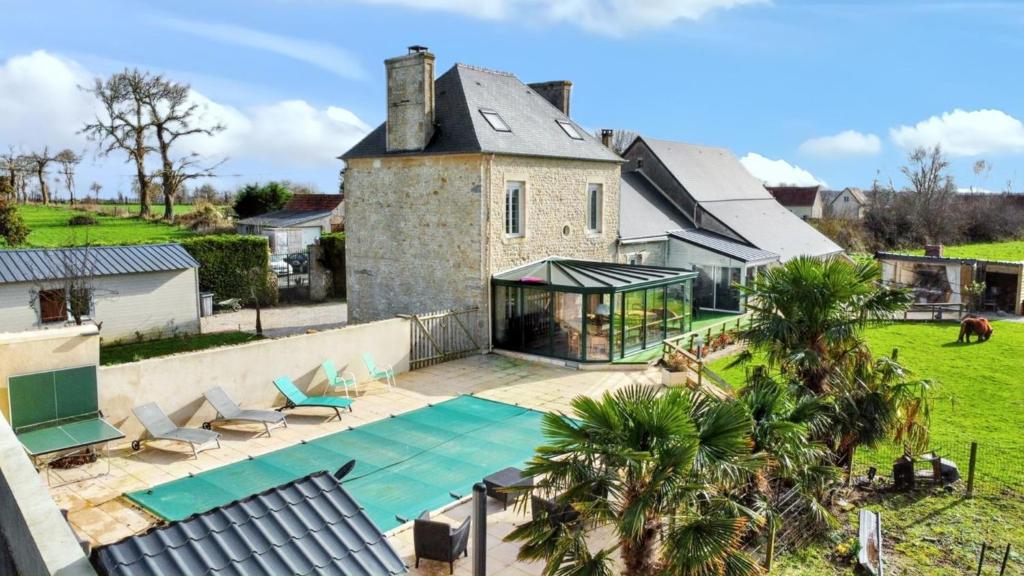 Maison confortable à Saint-Germain-du-Pert avec piscine privée