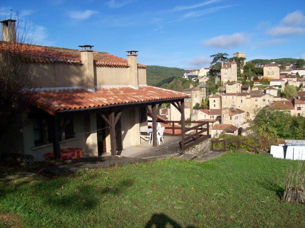 Charmante maison à Puy-l'Évêque avec jardin et balcon