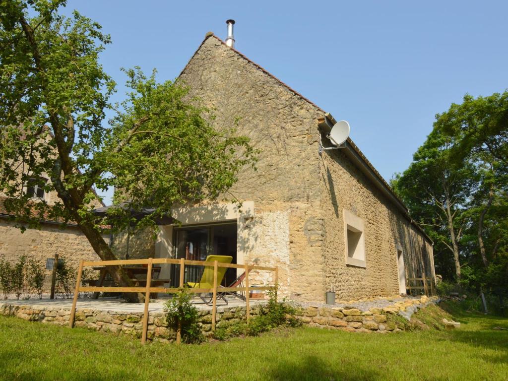 Holiday home with private garden in Wierre-Effroy