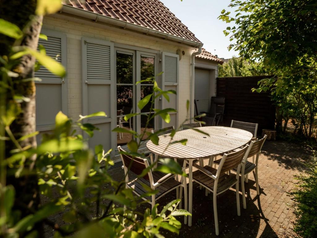 Holiday Home Vissershuis 61 with parking by Interhome