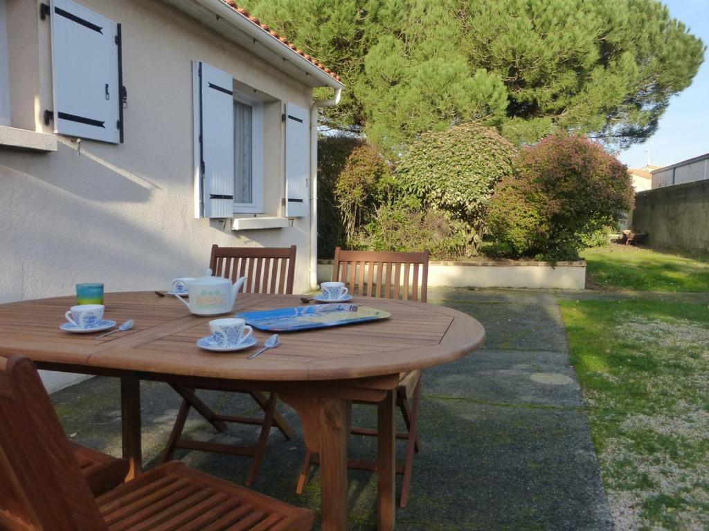 Maison à 2 km de la plage avec terrasse, jardin et garage à Brem-sur-Mer - FR-1-224A-27
