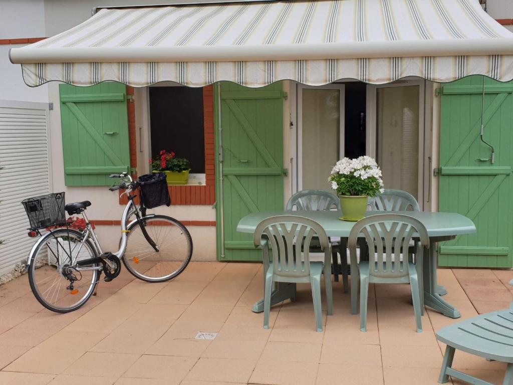 Maison de Vacances à La Tranche-sur-Mer avec Piscine, à 350m de la Plage, 4 Couchages - FR-1-22-170