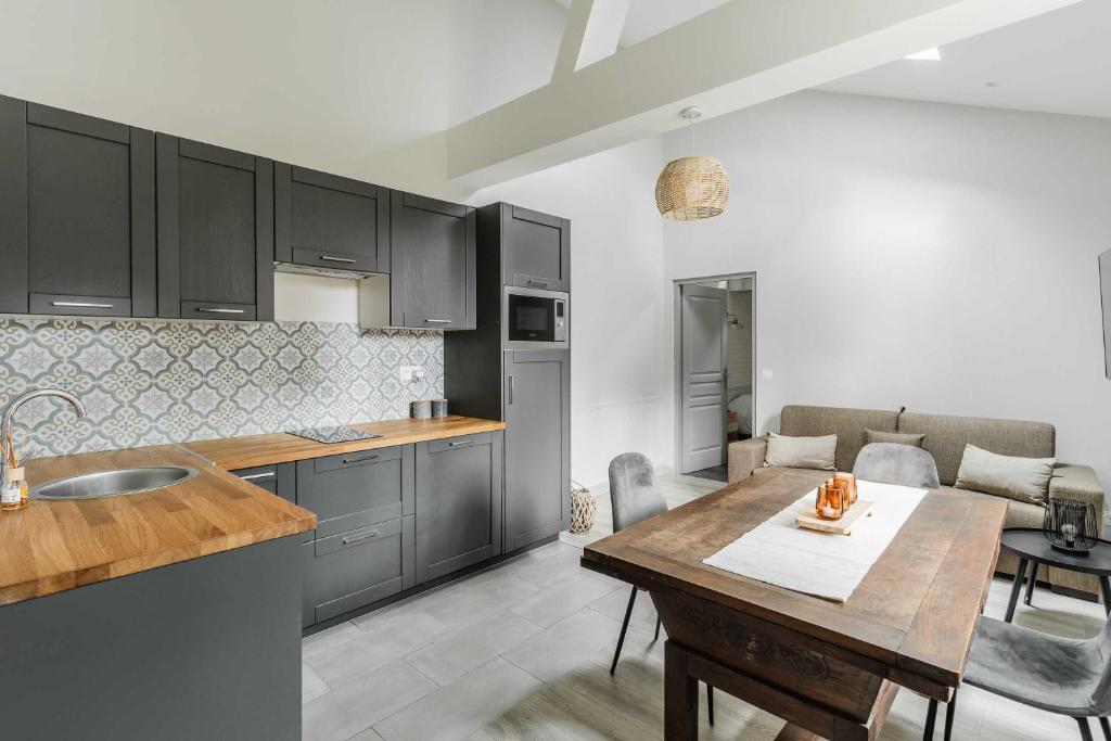 House for 18 people with cinema Place Morny