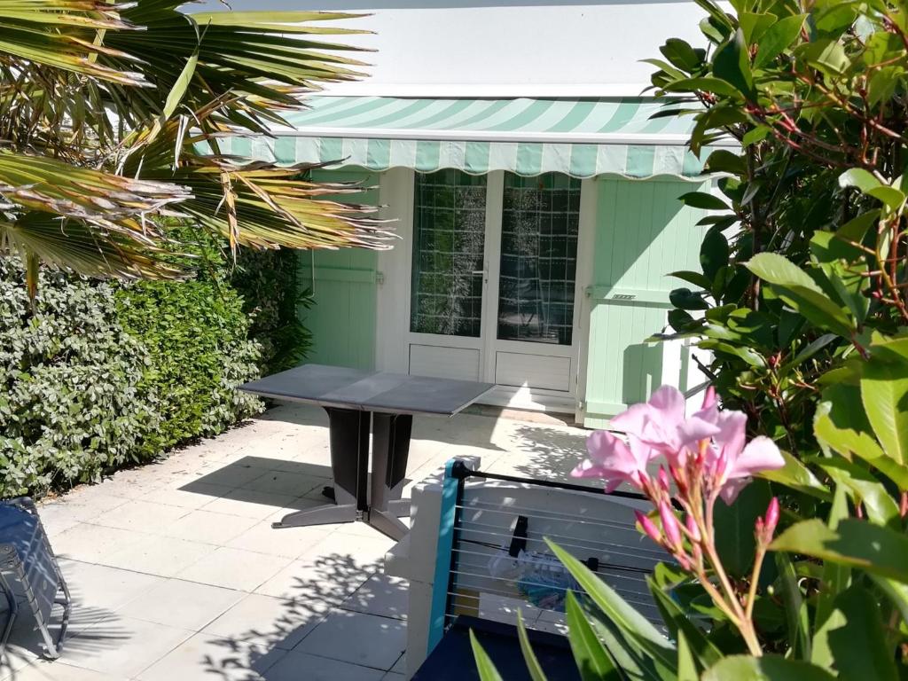 Charmante maisonnette avec piscine commune proche plage - FR-1-194-84