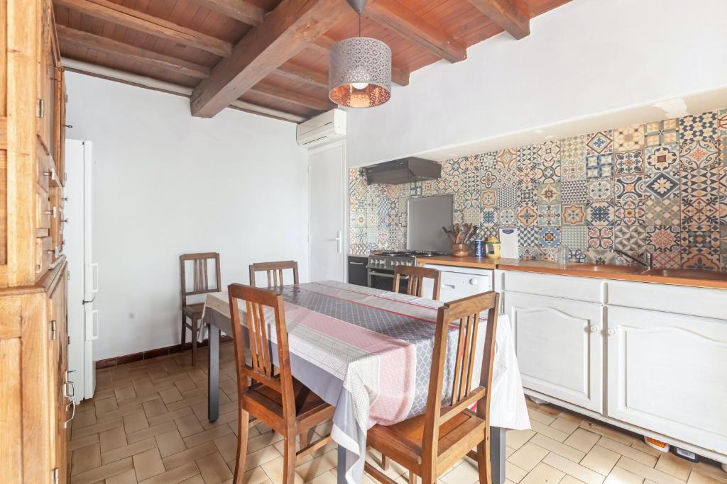 Maison de charme à Puycelsi avec jardin et barbecue