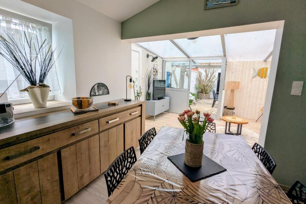 Vacation house between port and beach with garage