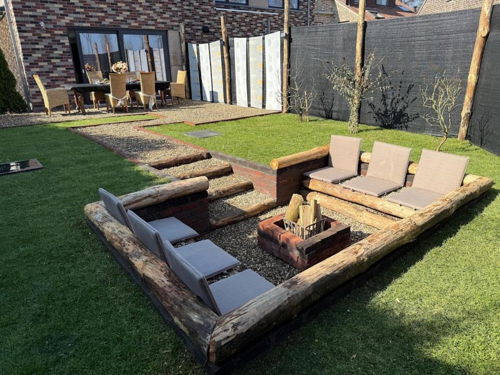 House with garden, fireplace and hot tub