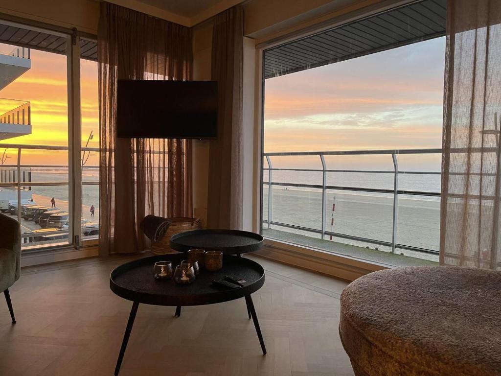 HUSWELL - renovated beachfront apartment