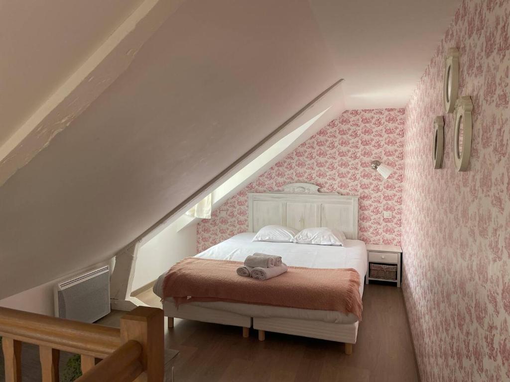 Apt duplex ou plain pied tout confort plein centre ville Bayeux proche commerces, restaurants, avec terrasse privative ou jardin commun aménagé clos, parking gratuit à proximité, proche plages du débarquement