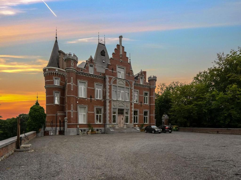 Majestic Castle Retreat in Mozet