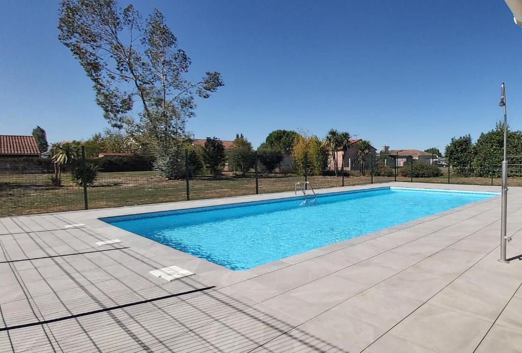 La Campagne Romantique - avec entrée autonome, parking privé & sa piscine ! -