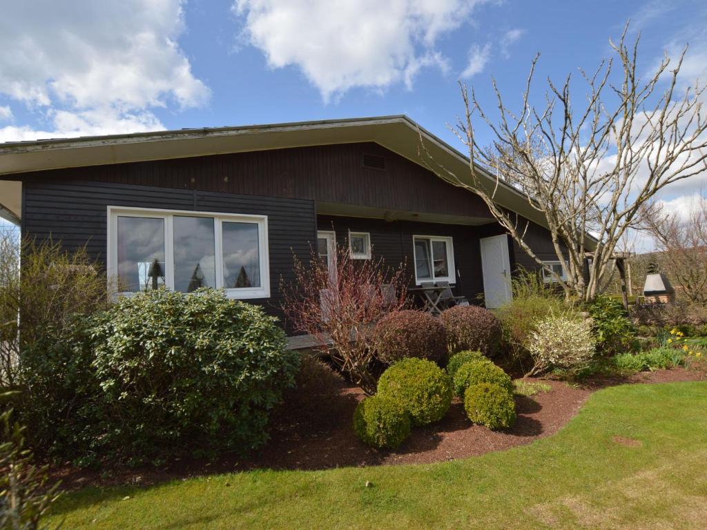 Cozy Chalet with Pond, Malmedy