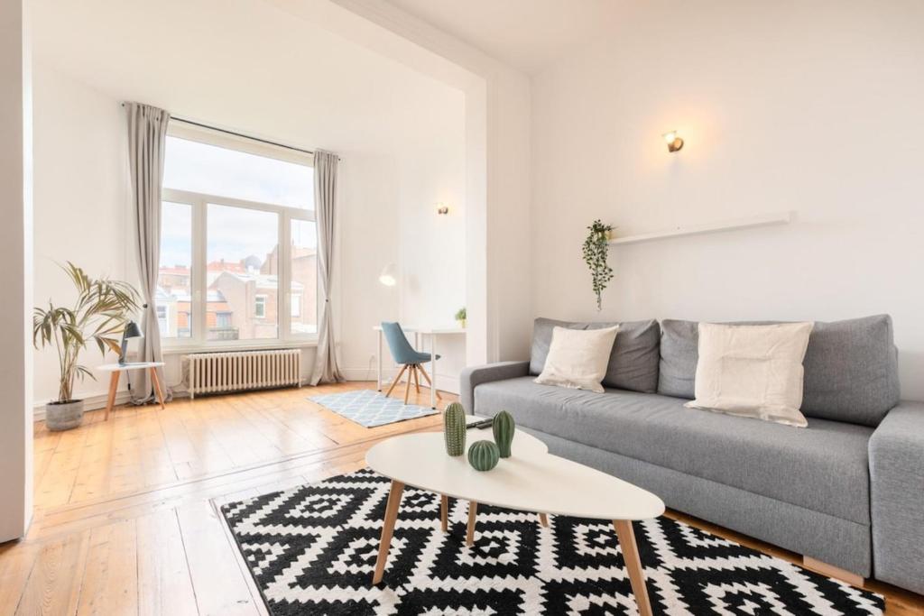 La Madeleine-Beautiful bright two bedroom apart