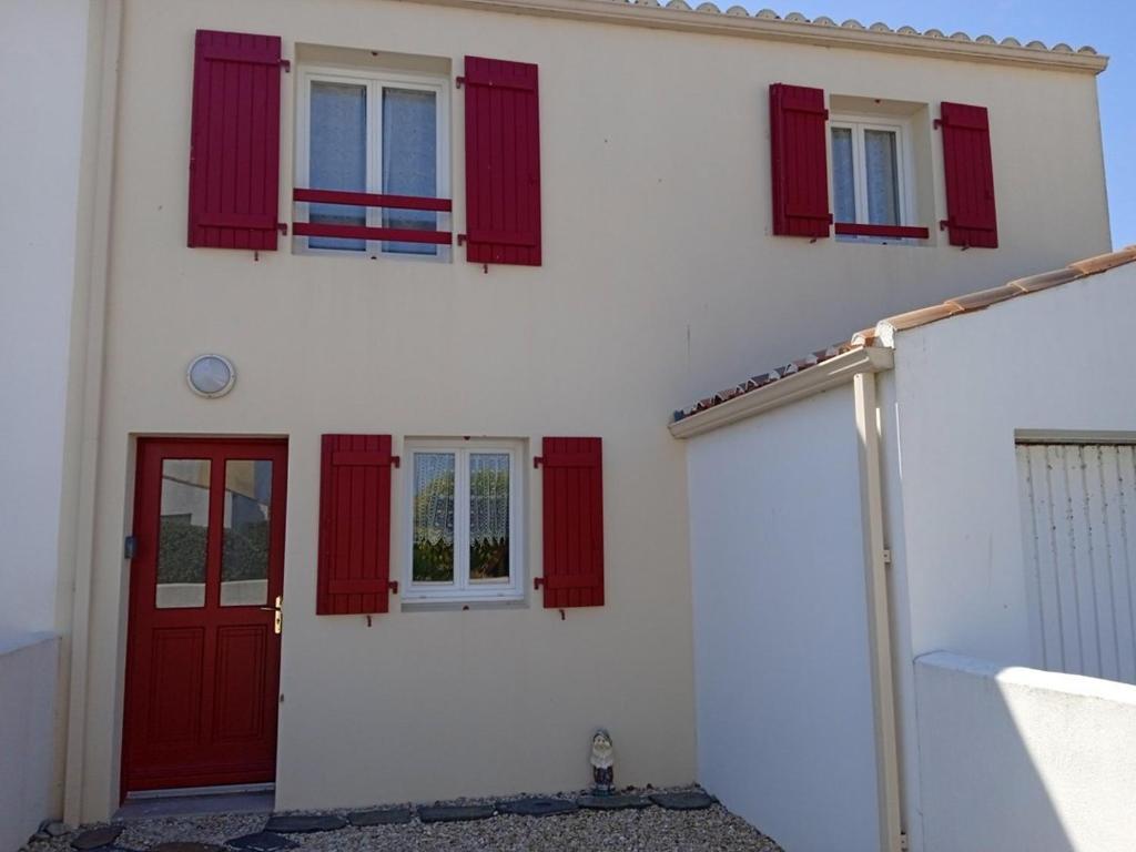 La maison aux volets rouges