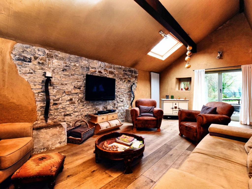 Relaxing Retreat Near Forests