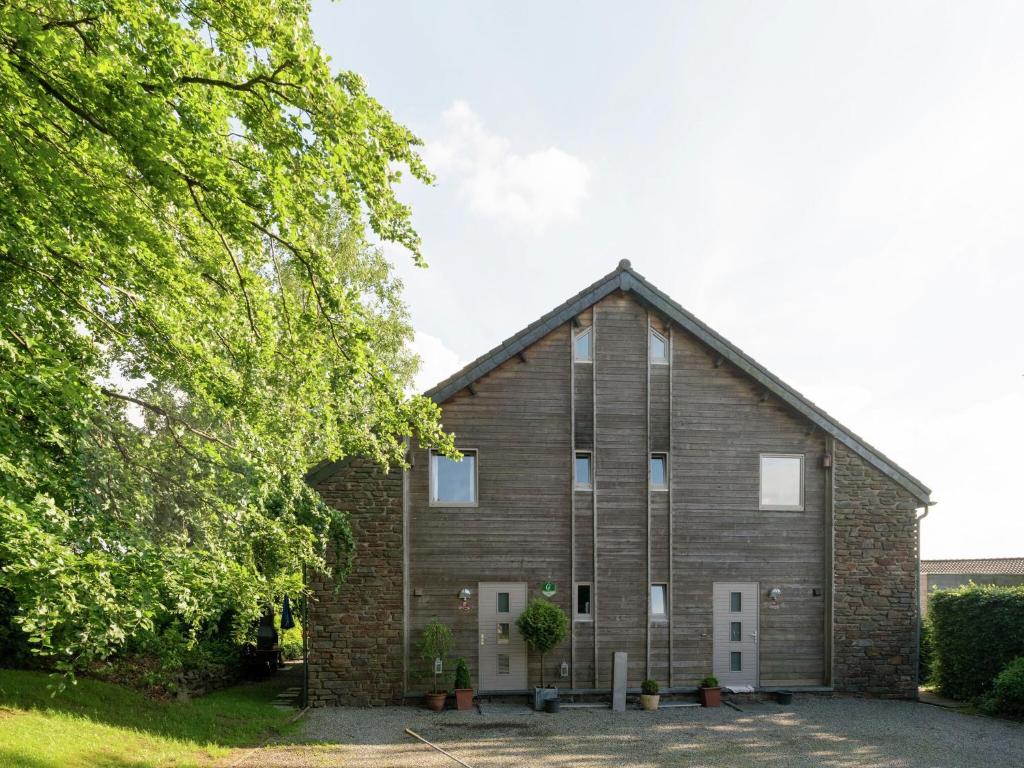 Cozy Holiday Home with Jacuzzi and Sauna in Ovifat