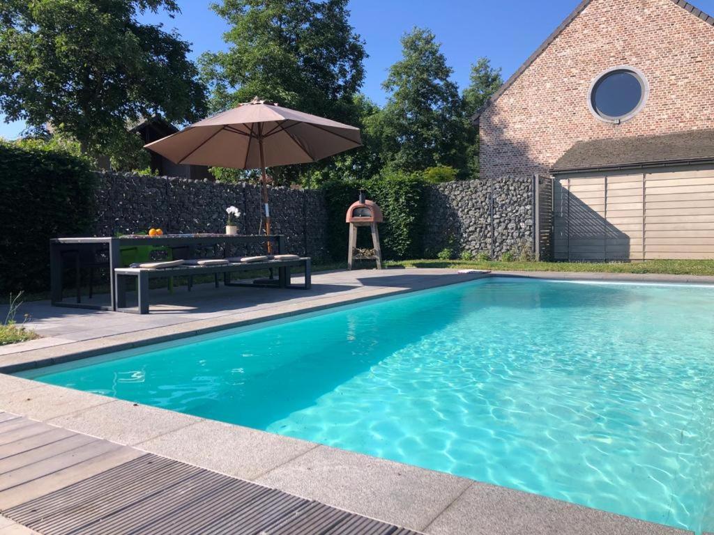 landelijke villa met zwembad en gezellige openhaard
