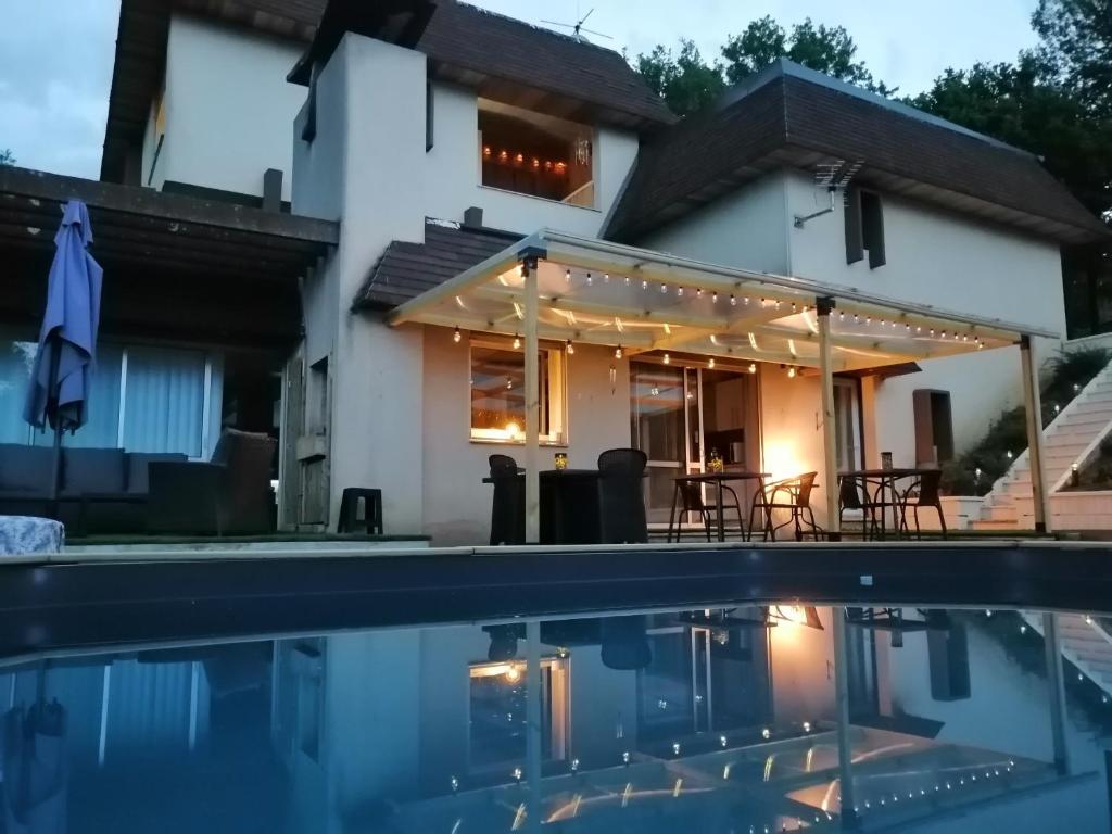LAPAUSEDEGOUT piscine chambres climatisées jacuzzi terrasse