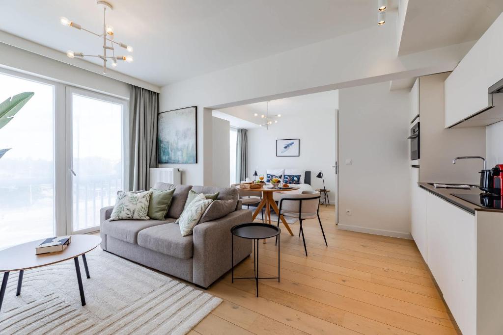 Large studio apartment in a serviced building