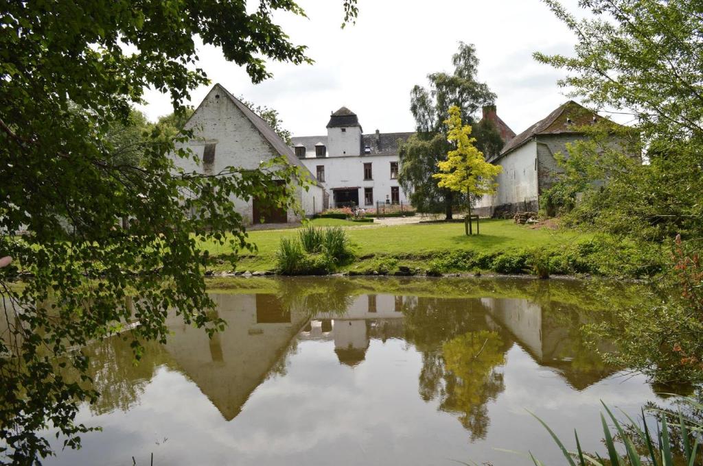 Le domaine du château blanc à 10 minutes de Pairi Daiza