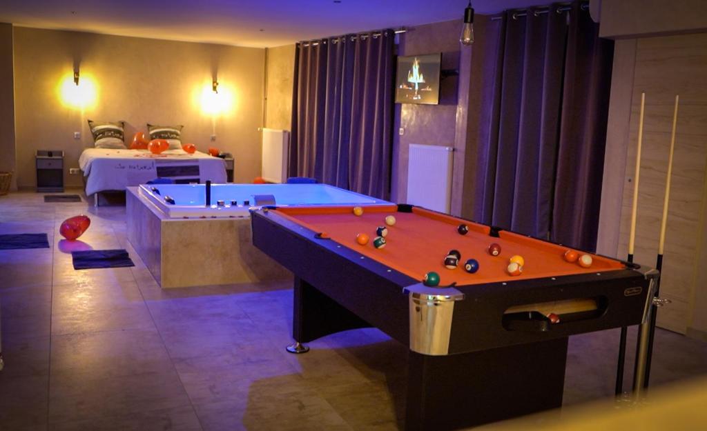 LE LOFT A BULLES (85m2 Jacuzzi Hammam Billiard Bar Douche Sauna)