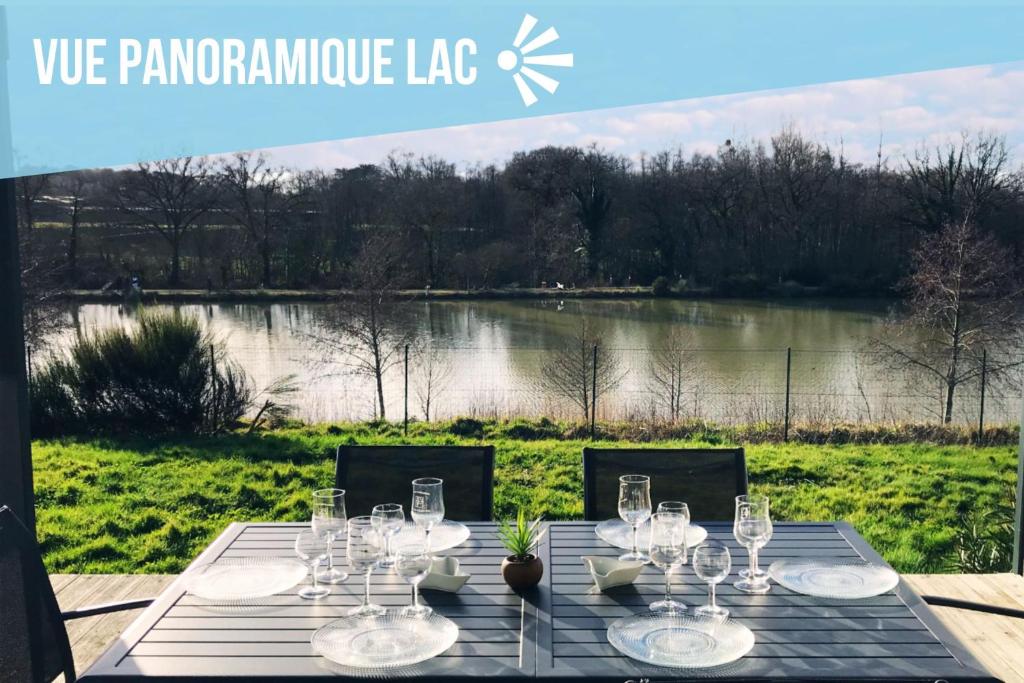 Le Refuge du Lac - Séjour d'Exception avec Vue imprenable sur le Lac - Piscines Sauna Salle Fitness Bibliothèque Restaurant - 10min des Sables d'Olonne