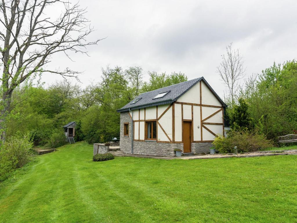 Cozy Forest Cottage in Awenne