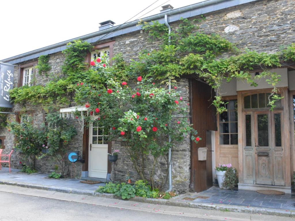Holiday Home in Bièvre near Forest & River