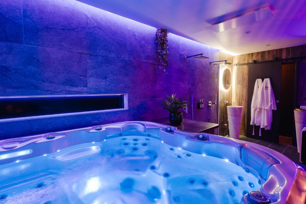 Love Room Les Private Places - Lit King Size et Jacuzzi Privé