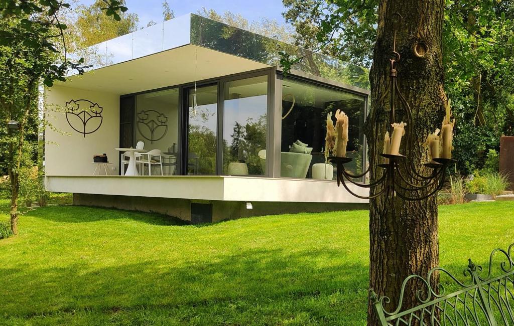 Logement insolite miroir dans la nature avec bain nordique