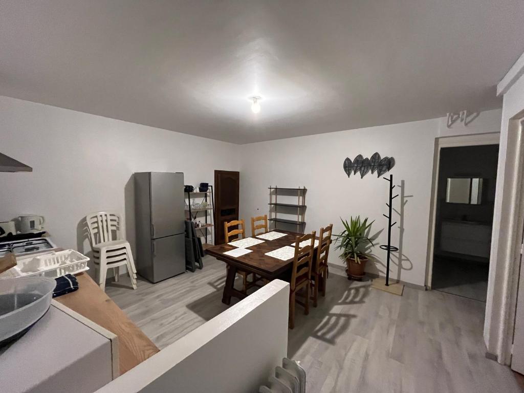 Logement neuf en face de la forêt. Accès cour.