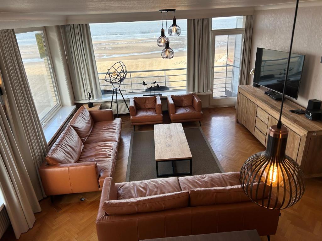 Beautiful and Spacious Holiday apartment with Seaview T27