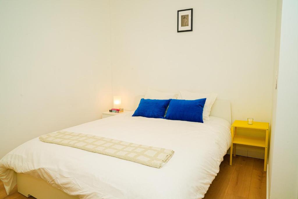 Lovely 1BR & 1LR Apt for 4P, Only 15 Min Walk to City Center