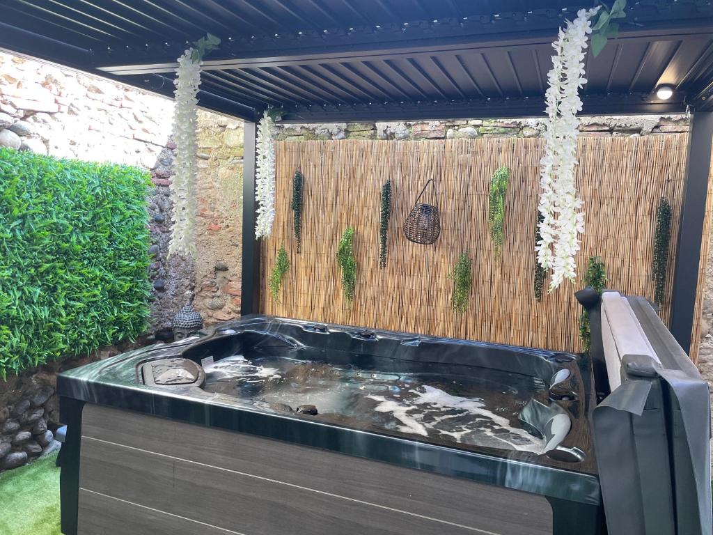 Loveroom La Villa Lova avec spa privé et pièce secrète