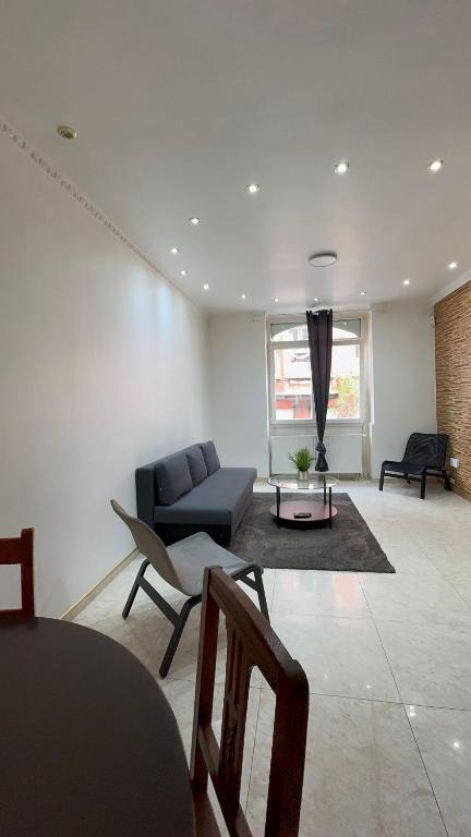 Luxury Apartment 2BR & Jacuzzi Near Expo 12 & ING Arena