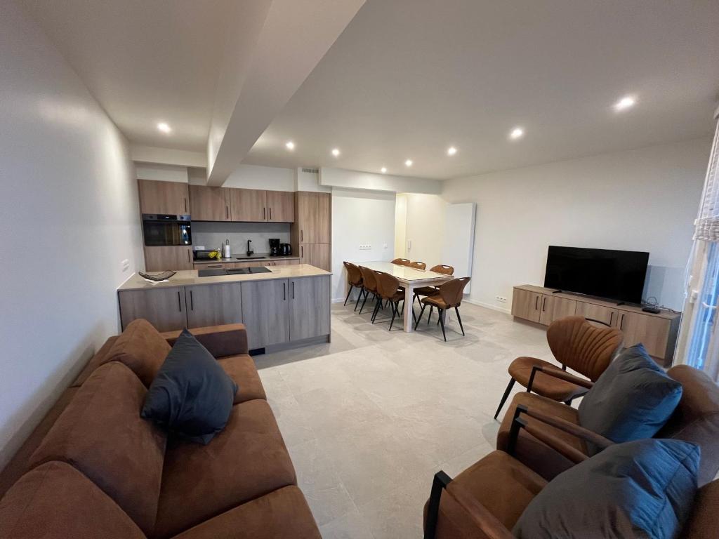 Luxury apartment on the seafront of Ostend T07