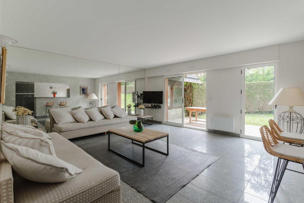 Luxury haven with pool, tennis and large garden