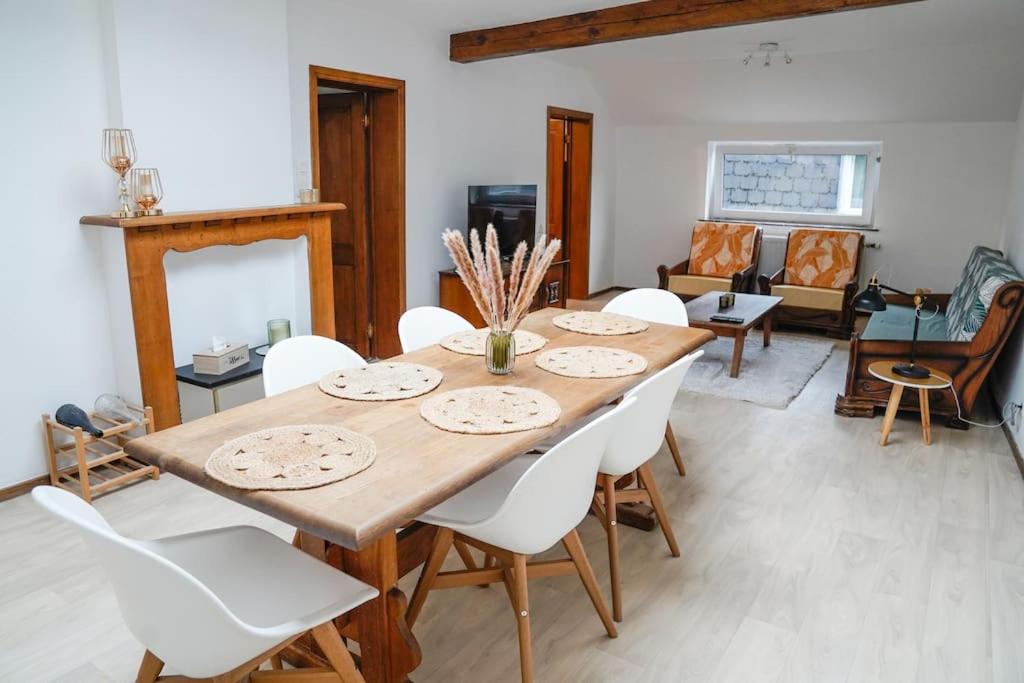 Maison 12 voyageurs tout confort avec jardin au centre de Dinant
