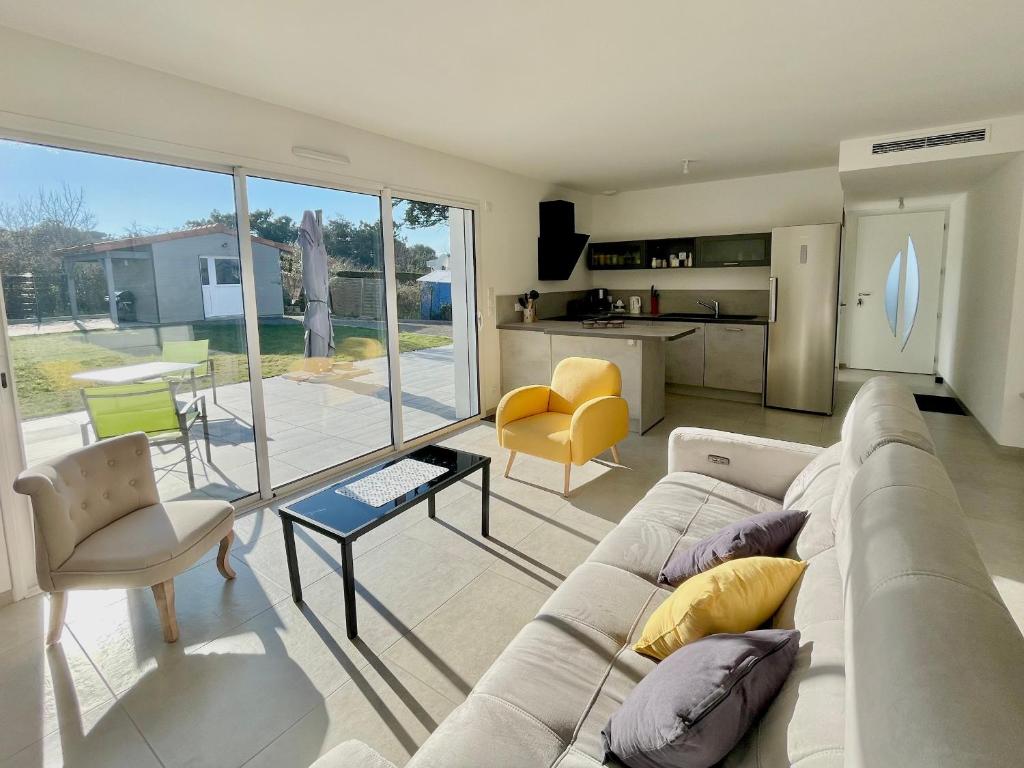 Maison familiale récente avec jardin, plage et commerces à pied, 6 couchages, WIFI, parking privatif - FR-1-231-297